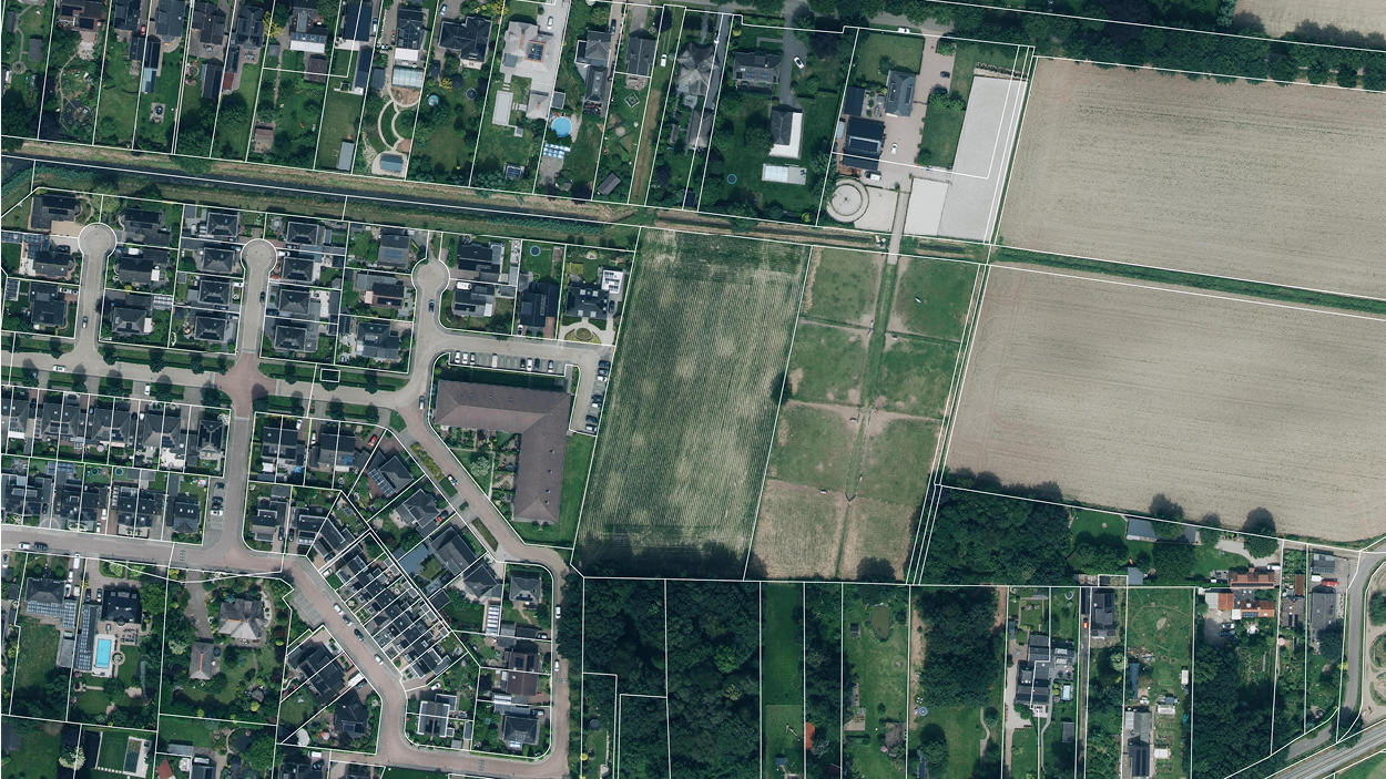 Opmaat_Wonen_Projectontwikkeling_Image_with_text_standaard-Luchtfoto + kadastrale grenzen